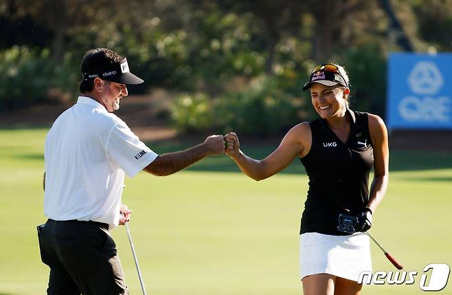 미국프로골프(PGA) 투어 이벤트 대회 QBE 슛아웃에 출전한 렉시 톰슨(오른쪽). © AFP=뉴스1