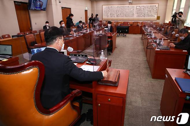 9일 오전 국회에서 열린 법제사법위원회 전체회의에서 박광온 위원장이 의사봉을 두드리고 있다. 2021.12.9/뉴스1 © News1 이동해 기자