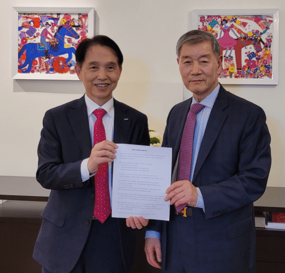 이광형 KAIST 총장(왼쪽)과 배희남 빅 투자그룹 회장이 9일(미국시각) 뉴욕캠퍼스 설립 양해각서를 교환하고 있다.