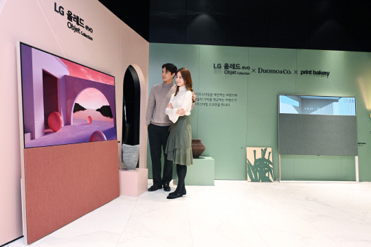 LG전자가 서울 여의도 더현대 서울에서 LG 올레드 에보 오브제컬렉션의 차별화된 디자인을 앞세워 라이프스타일 전시를 선보인다고 12일 밝혔다. 사진은 LG전자 모델들이 전시 공간을 소개하고 있는 모습. <LG전자 제공>