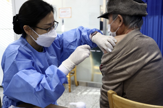 정부는 코로나19 대응 특별방역대책을 발표하며 추가접종을 18세 이상 일반 성인층에까지 확대하겠다고 밝혔다. 연합뉴스