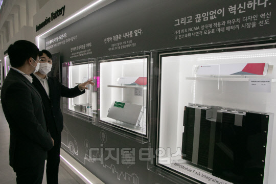 지난 6월 서울 삼성동 코엑스에서 '인터배터리 2021 및 xEV 트렌드 코리아 2021'에 참가한 LG에너지솔루션 부스에서 관람객들이 배터리 제품을 살펴보고 있다. 박동욱기자 fufus@
