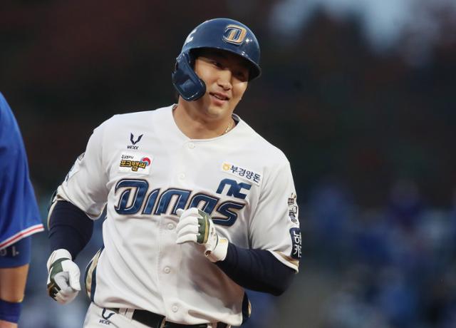 나성범이 10월 30일 창원 삼성전에서 1회말 3점 홈런을 치고 베이스를 돌고 있다. 뉴스1