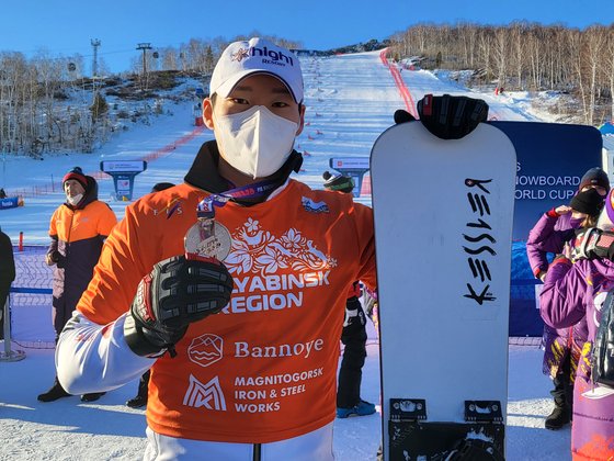 12일 러시아 반노예에서 열린 FIS 스노보드 월드컵 남자 알파인 평행 회전에스 은메달을 딴 이상호. 대한스키협회 제공
