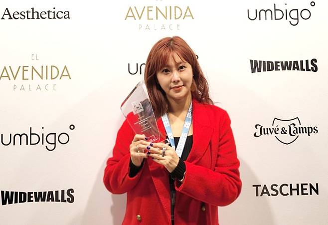 ‘아트테이너’(artainer·예술가를 겸업하는 연예인) 솔비가 2021 바르셀로나 국제예술상(PIAB21)에서 대상을 수상했다. [사진 소속사 엠에이피크루]