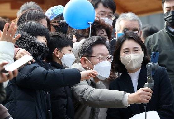 매타버스(매주 타는 민생버스) 다섯번째 행선지로 고향인 대구·경북(TK)을 찾은 이재명 더불어민주당 대선 후보가 12일 경북 문경시 가은역에서 꼬마열차에 탑승하기 전 직접 셀카봉을 들고 유튜브 중계를 하고 있다.  가은역 꼬마열차는 20년 전 석탄을 운반했던 기찻길 폐선로를 재탄생시킨 문경의 대표 관광 상품이다. 뉴스1