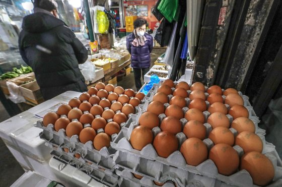지난 6일 오후 서울 종로구 광장시장에서 달걀이 판매되고 있다. 뉴스1
