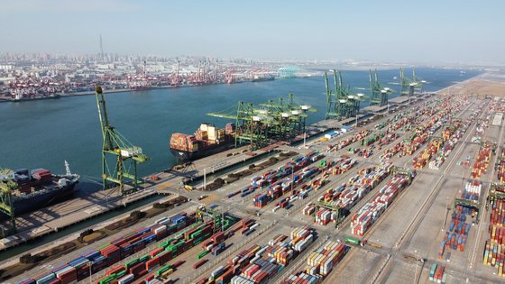 지난 1월 11일 중국 북부의 주요 무역항인 톈진항의 모습. 중국은 내년 경제 운영 방침을 안정 우선으로 확정했다. [신화=연합뉴스]