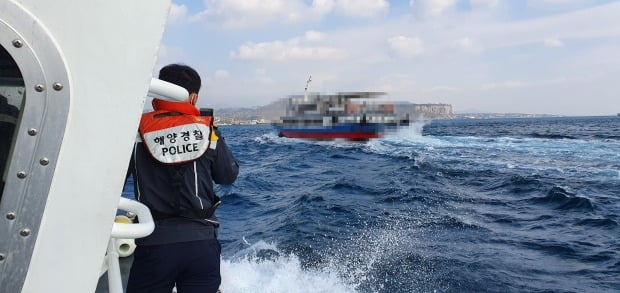 화재가 발생한 여객선에 접근해 안전관리 하는 해경. /사진=연합뉴스