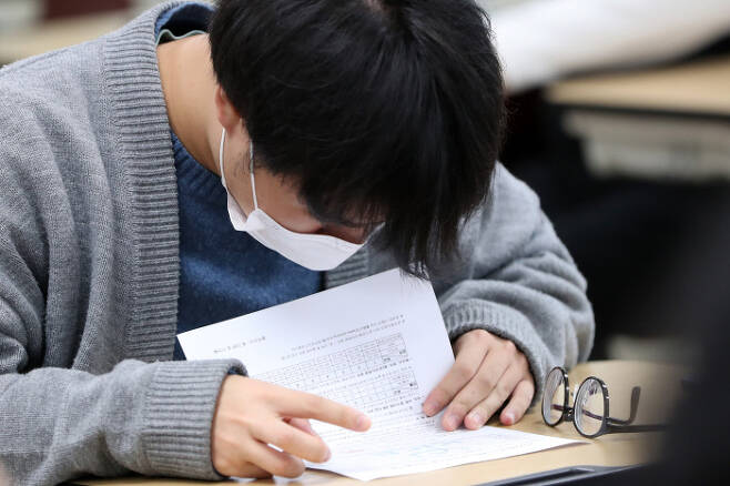 강원 춘천고등학교에서 3학년 학생들이 2022학년도 대학 수학능력시험 성적표를 확인하고 있다. 연합뉴스