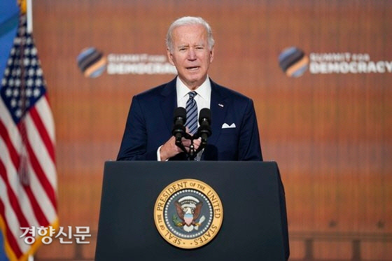 조 바이든 미국 대통령이 10일 민주주의정상회의 폐회식에서 폐회사를 하고 있다. 워싱턴/AP연합