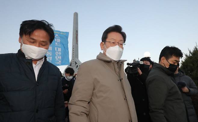 이재명 더불어민주당 대선 후보가 12일 경북 김천시 추풍령휴게소 경부고속도로 기념탑 방문을 마치고 떠나고 있다. 연합뉴스