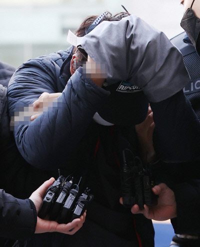 교제했던 여성의  가족을 살해한 이모씨가 12일 서울동부지법에서 열린 영장실질심사에 출석하고 있다.  연합뉴스