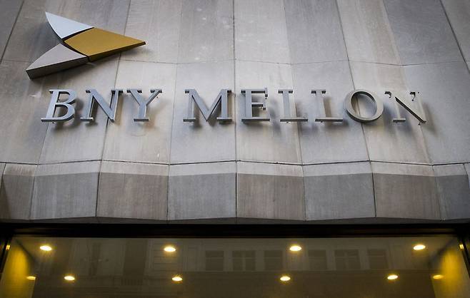The Bank of New York Mellon building at 1 Wall St. is seen in New York’s financial district. (Reuters-Yonhap)