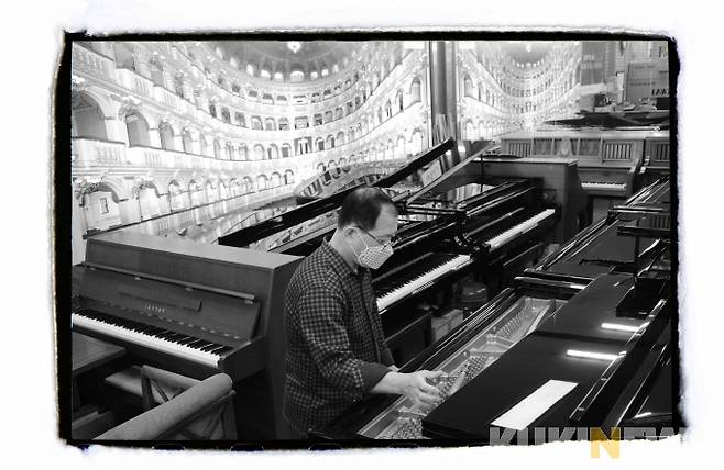 낙원악기상가 내 한 피아노 전문판매점에서 피아노 조율사가 점검하고 있다.