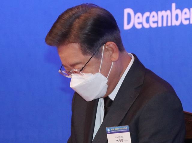 더불어민주당 이재명 대선 후보가 지난 2일 서울 서대문구 스위스그랜드호텔 컨벤션센터에서 열린 제53회 대한민국 국가조찬기도회에 참석해 기도하고 있다. 국회사진기자단