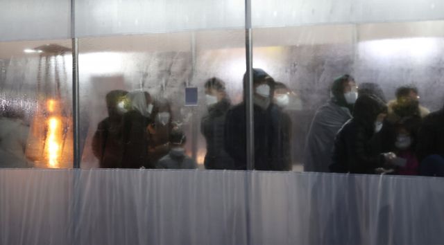 12일 오후 서울 마포구 월드컵공원 평화광장에 마련된 임시선별검사소 앞에서 시민들이 코로나19 검사를 받기 위해 줄을 서고 있다. 연합뉴스