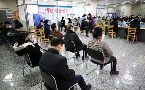 10일 오후 서울 서대문구의 한 병원 예방접종센터가 추가접종(부스터 샷)을 맞기 위해 찾은 시민들로 붐비는 모습. [사진 출처 = 연합뉴스]