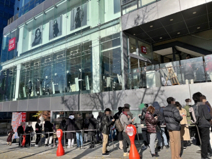 지난달 12일 오전 서울 강남구 신사동 소재 유니클로 매장 앞에 질샌더 컬렉션을 구매하려는 소비자들이 줄을 서 있다. [사진 = 최아영 기자]