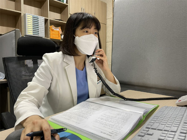 10일 하나이비인후과 재택치료센터에서 하미현 간호팀장이 전화로 환자 상태를 확인하고 있다.  [사진 제공 = 하나이비인후과]