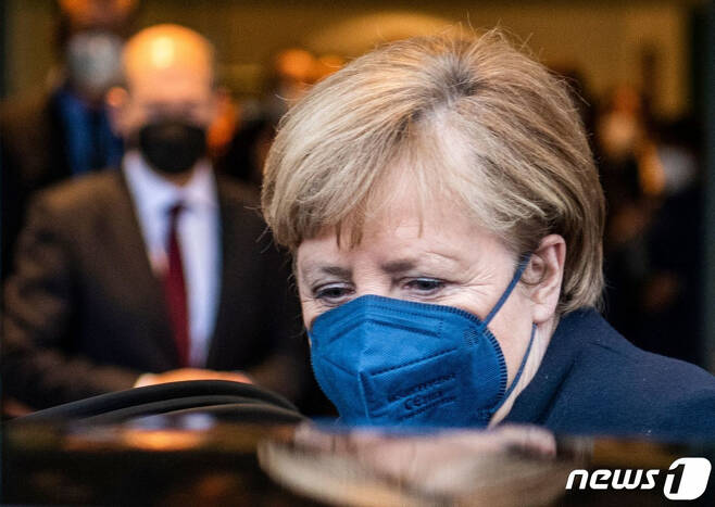 (베를린 AFP=뉴스1) 우동명 기자 = 앙겔라 메르켈 전 독일 총리가 8일(현지시간) 베를린 총리 관저에서 올라프 숄츠 새 총리에게 총리직을 이양한 뒤 차량을 타고 있다.  (C) AFP=뉴스1