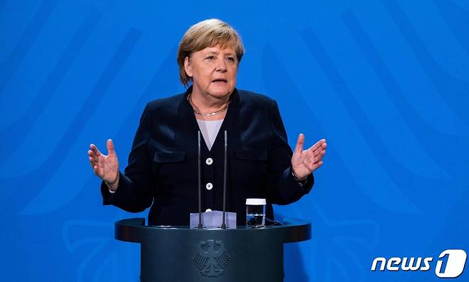 (베를린 AFP=뉴스1) 우동명 기자 = 앙겔라 메르켈 전 독일 총리가 8일(현지시간) 베를린 총리 관저에서 올라프 숄츠 새 총리에게 총리직을 이양한 뒤 퇴임 연설을 하고 있다.  (C) AFP=뉴스1