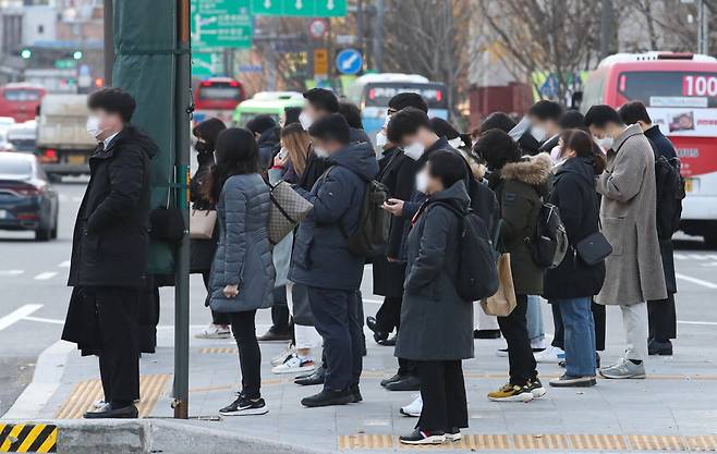 일요일은 낮부터 전국에 강추위가 몰려온다. 사진은 서울 종로구 광화문역 인근에서 두터운 복장의 시민들이 발걸음을 옮기는 모습. /사진=뉴시스