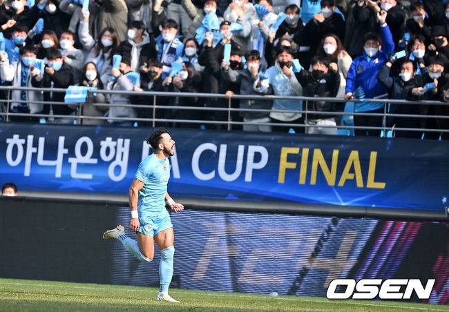 [OSEN=대구, 지형준 기자]전반 대구 세징야가 동점골을 성공시키고 서포터즈석으로 내달리고 있다. 2021.12.11 /jpnews@osen.co.kr