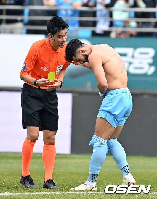 [OSEN=대구, 지형준 기자]전반 대구 세징야가 동점골을 성공시키며 유니폼을 벗고 세리머니를 하다 경고를 받고 있다. 2021.12.11 /jpnews@osen.co.kr