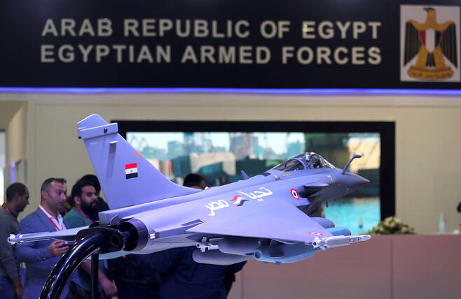 지난달 30일 카이로에서 열린 이집트방산전시회(EDEX)에서 라팔 전투기 모형이 전시되어 있다. 로이터연합뉴스