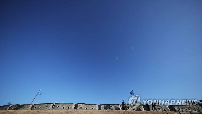 한파가 선물한 눈부시게 푸른 겨울 하늘    [연합뉴스 자료사진]