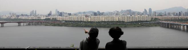 한강 변에서 바라본 서울 강남구 압구정동 일대 아파트 단지. (사진=뉴시스)