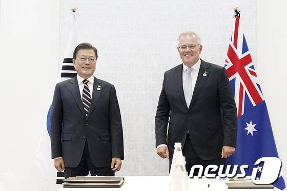 문재인 대통령이 11월31일(현지시간) 이탈리아 로마 누볼라 컨벤션 양자회담장에서 스콧 모리슨 호주 총리와 정상회담에 앞서 기념촬영을 하고 있다. (청와대 제공)2021.11.1/뉴스1