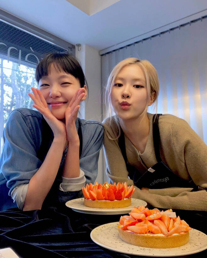 BLACKPINK Rosé enjoyed dating actor Kim Go-eunRosé posted a photo on his 13th day, saying I wanted to do it.The photo shows Rosé and Kim Go-eun on a date; two people who recently appeared on JTBCs The Sea of Wanted and had a relationship.He is taking the same pose with his shoulder and is making a friendly appearance.I felt pleasure in the bright smile and the charming expression, and Rosé and Kim Go-eun also showed off their daily beauty even without a toilet.Meanwhile, BLACKPINK, which Rosé belongs to, has recently become a hot global popularity, with the music video How You Like That exceeding 1 billion views on YouTube.