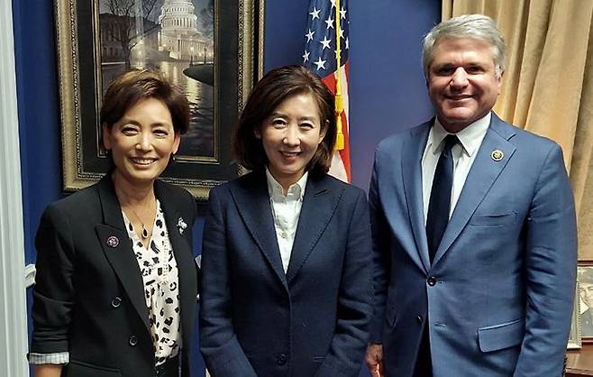 나경원(가운데) 국민의힘 전 의원이 지난 10월 미국을 방문해 공화당 소속인 한국계 영김(왼쪽) 의원과 마이클 매콜(오른쪽) 하원 외교위 간사를 만났다. /나경원 전 의원
