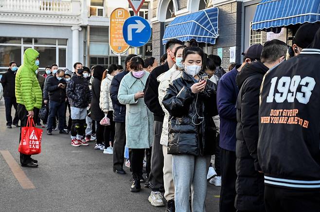 동계올림픽을 두 달여 앞둔 지난달 12일, 중국 수도 베이징에서 주민들이 신종 코로나바이러스 감염증(코로나19) 검사를 받기 위해 병원 밖에 길게 줄지어 서 있다. / 연합뉴스