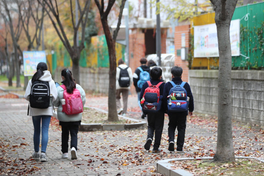 각급 학교에서 코로나19 확진자가 잇따르고 있는 가운데, 광주 서구 한 초등학교 학생들이 등교하고 있다.  연합뉴스