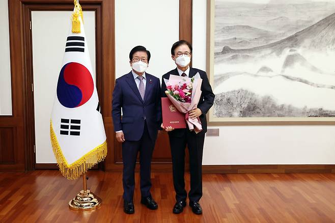 13일 취임한 이명우 신임 국회도서관장(오른쪽)이 박병석 국회의장과 기념촬영했다.