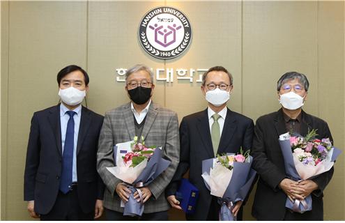 ▲ (왼쪽부터)강성영 총장, 강남훈 교수, 유영석 교수, 최두석 교수가 기념사진을 찍고 있다