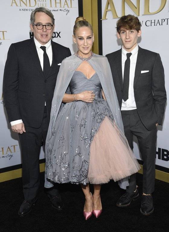 사라 제시카 파커와 실제 남편인 배우 매튜 브로더릭(왼쪽)과 아들 제임스 윌키 브로더릭. '섹스 앤 더 시티' 시리즈에 출연하라고 파커를 설득한 인물이 남편이었다. AP=연합뉴스