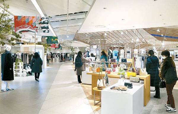 13일 현대백화점 압구정본점 지하 2층에서 고객들이 쇼핑하고 있다. [사진 제공 = 현대백화점]