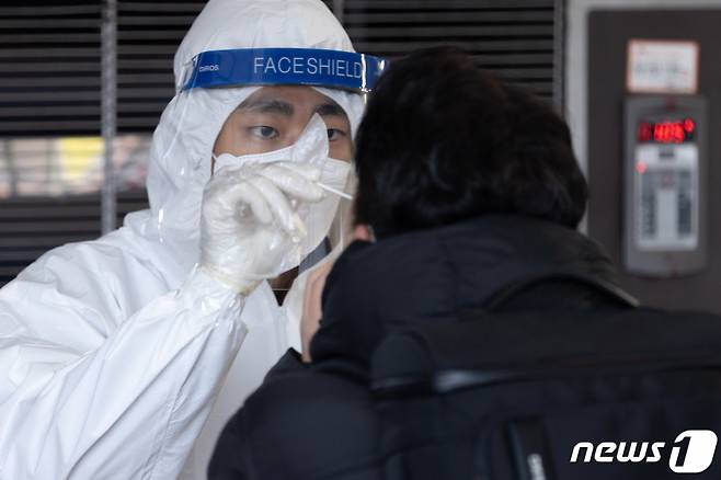 (서울=뉴스1) 이재명 기자 = 신종 코로나바이러스 감염증(코로나19) 신규 확진자가 5817명 늘어난 13일 오전 서울 중구 서울역 광장에 마련된 선별검사소에서 시민들이 검체검사를 받고 있다. 2021.12.13/뉴스1