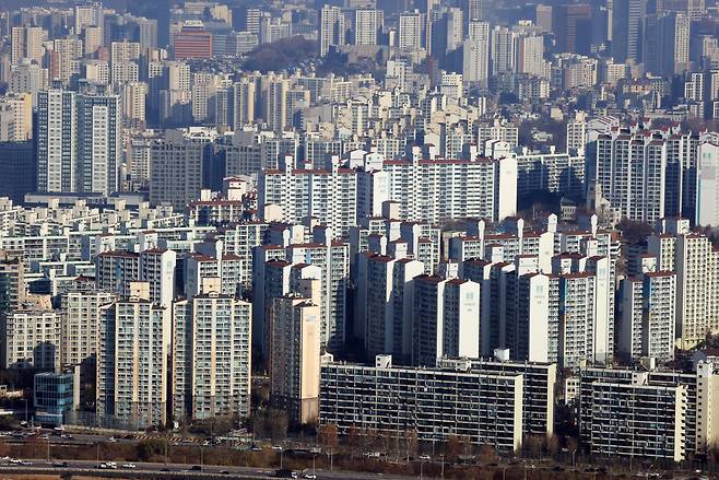 지난 9일 서울 여의도 63스퀘어에서 바라본 서울 아파트 밀집지역 모습. [연합]