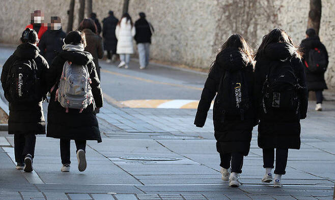 서울 시내의 한 중학교 학생들이 하교하고 있는 모습. 연합뉴스