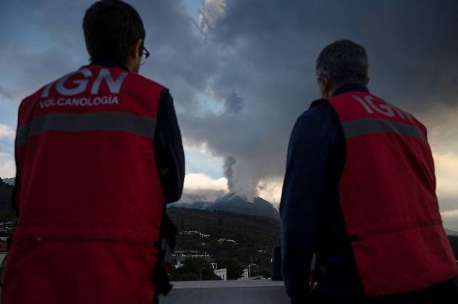 지난 12일 현지 지리연구소 직원들이 쿰브레 비에하 화산 활동을 지켜보고 있다. 사진=AFP 연합뉴스