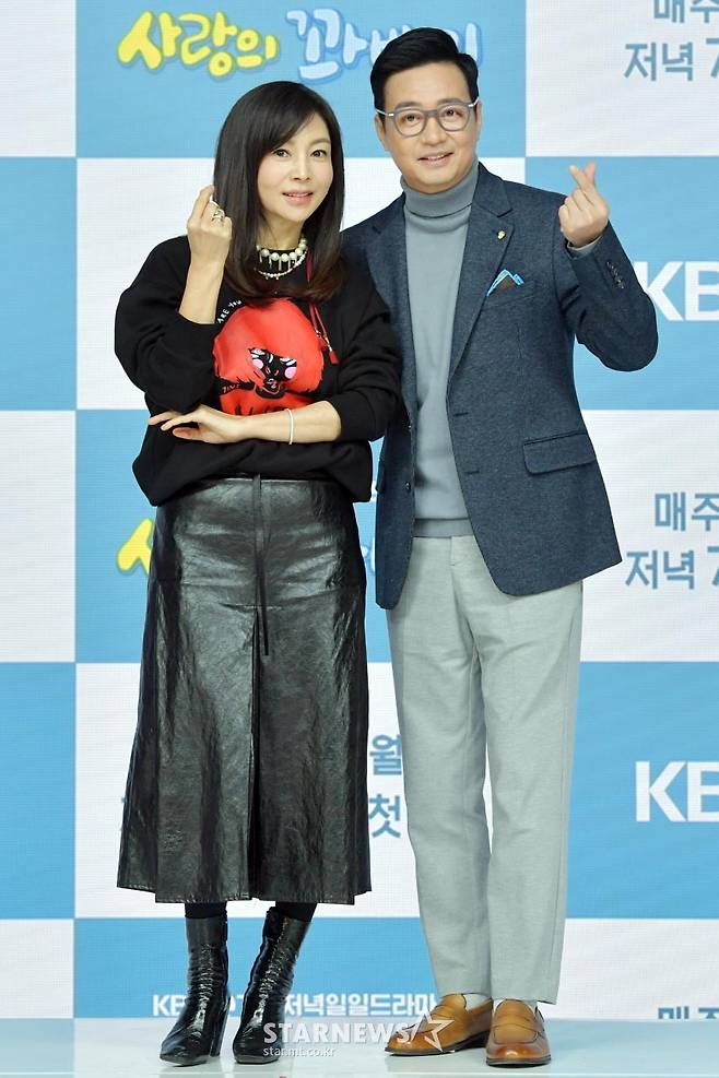 배우 황신혜, 윤다훈이 13일 오전 온라인으로 진행된 KBS 2TV 새 일일극 '사랑의 꽈배기' 제작발표회에 참석해 포즈를 취하고 있다. 2021.12.13 사진제공=KBS /사진=임성균 기자 tjdrbs23@