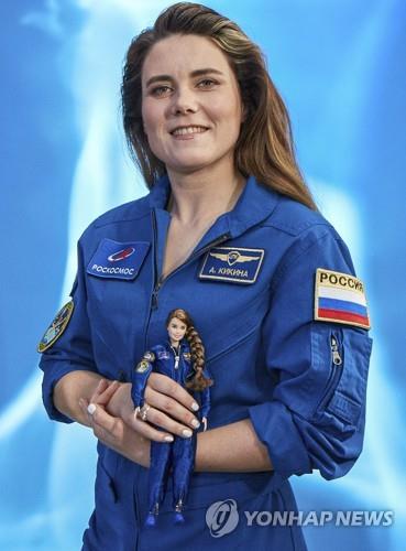 올해 1월 자신을 모델로 한 바비 인형을 들고 있는 러시아 유일 우주비행사 키키나  [로스코스모스 제공/ EPA 연합뉴스 자료사진]