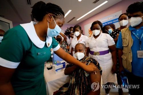 지난 3월 백신 접종을 받는 가나 보건부 사무차관 [로이터 연합뉴스 자료사진. 재판매 및 DB 금지]