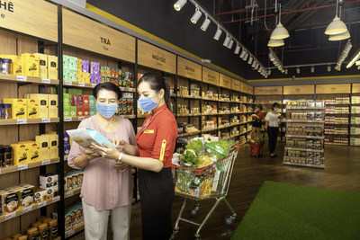A customer selects products at a VinMart (now WinMart) supermarket operated by Masan Group (PRNewsfoto/Masan Group Corporation)