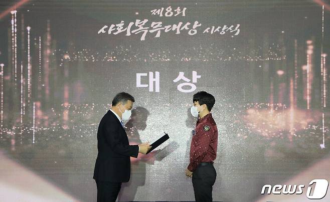 정석환 병무청장(왼쪽)이 14일 세종컨벤션센터에서 열린 ';사회복무대상' 시상식에 참석, 대상 수상자인 정승규 청주동부소방서 사회복무요원에게 표창장을 수여하고 있다. (병무청 제공) 2021.12.14/뉴스1